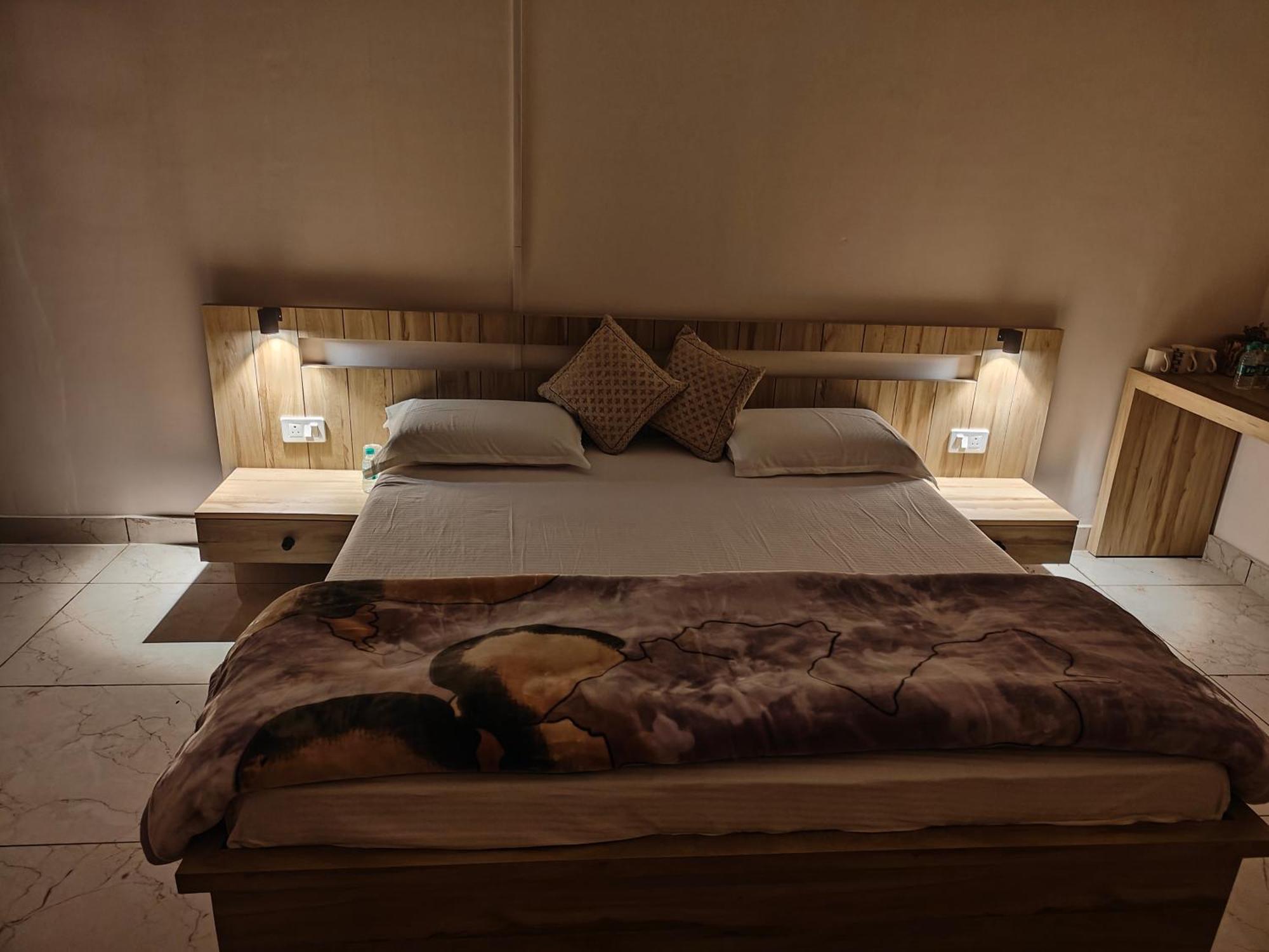 Shobhayan Inn, Airport Railway Station Pickup Free Ayodhya Bilik gambar